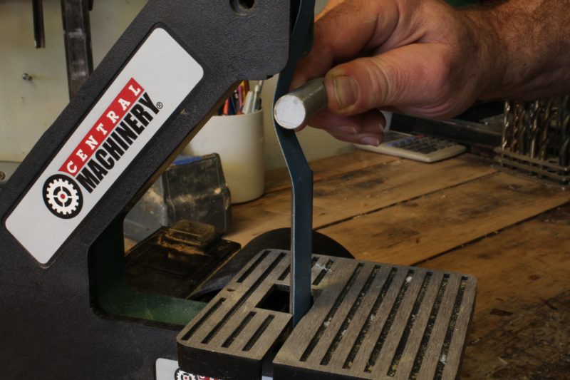 The unsupported portion of the belt works curved surfaces without leaving facets.